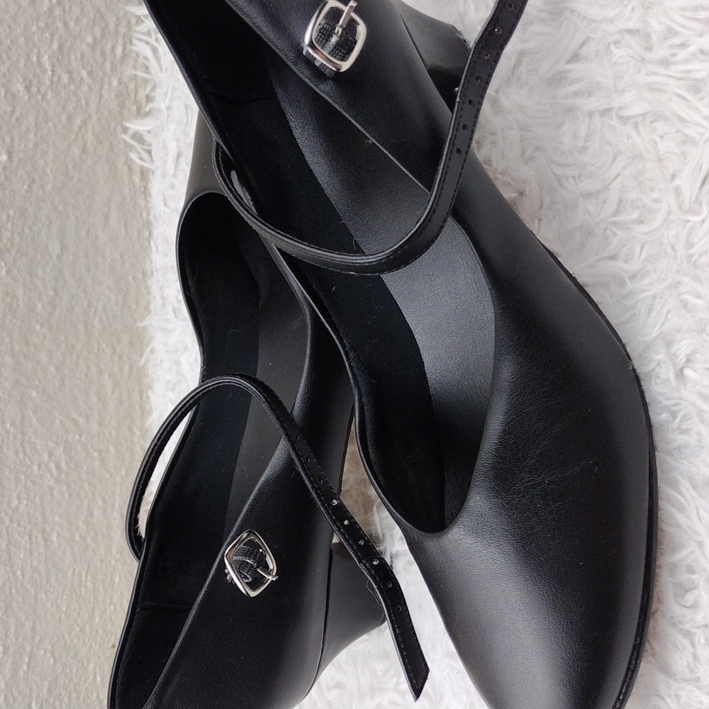 WOMEN'S Black Leather Round Toe Slip-On Buckled Ankle Strap Low Heel Pump Shoe - Picture 5 of 16